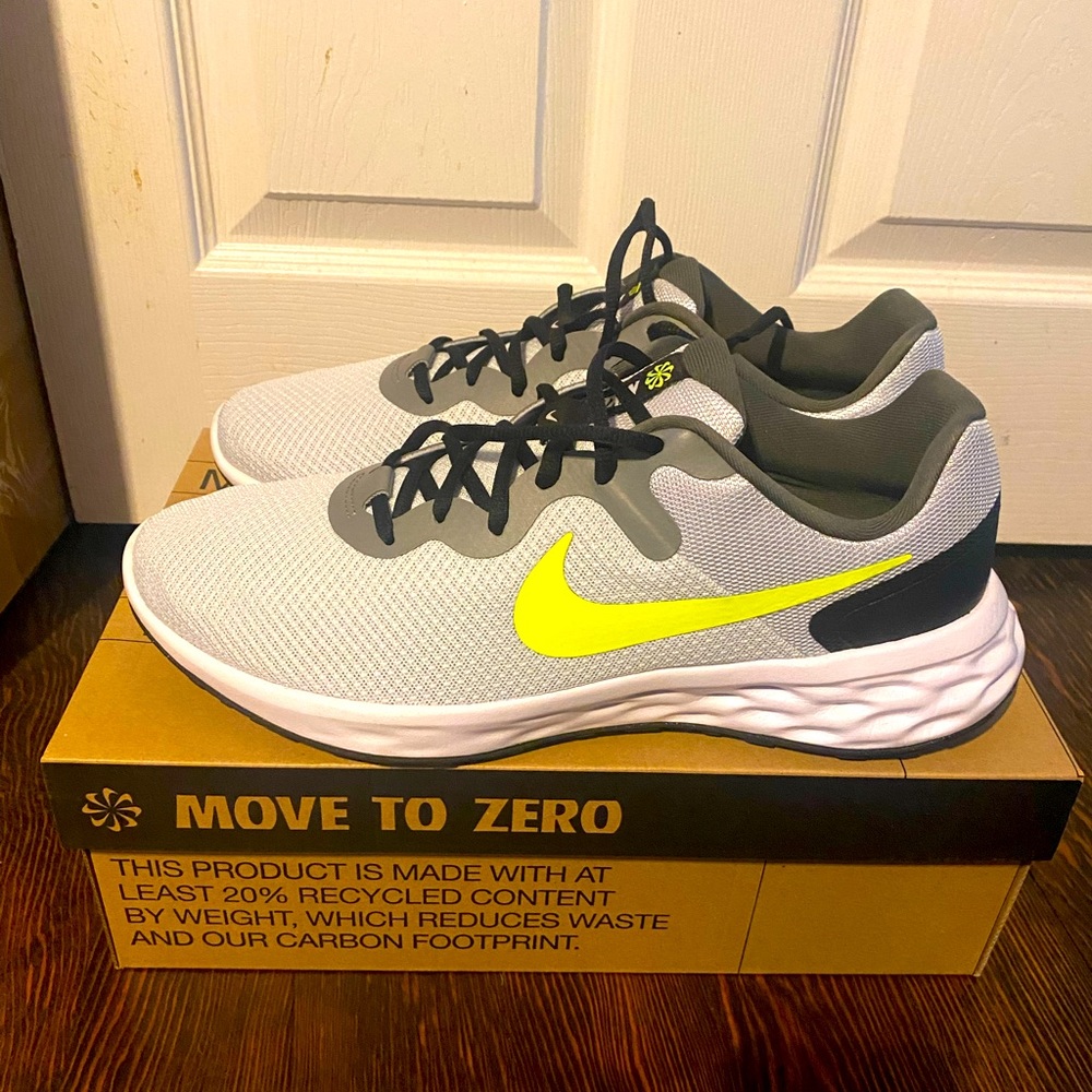 NIKE REVOLUTION 6 NN
PURE PLATINUM/VOLT-WHITE-BLACK
PLATINE PUR/BLANC/NOIR/VOLT
